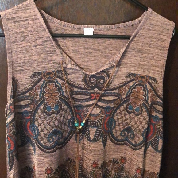 NWOT. XL/XXL Polyester silk top with native American decor - Picture 2 of 3